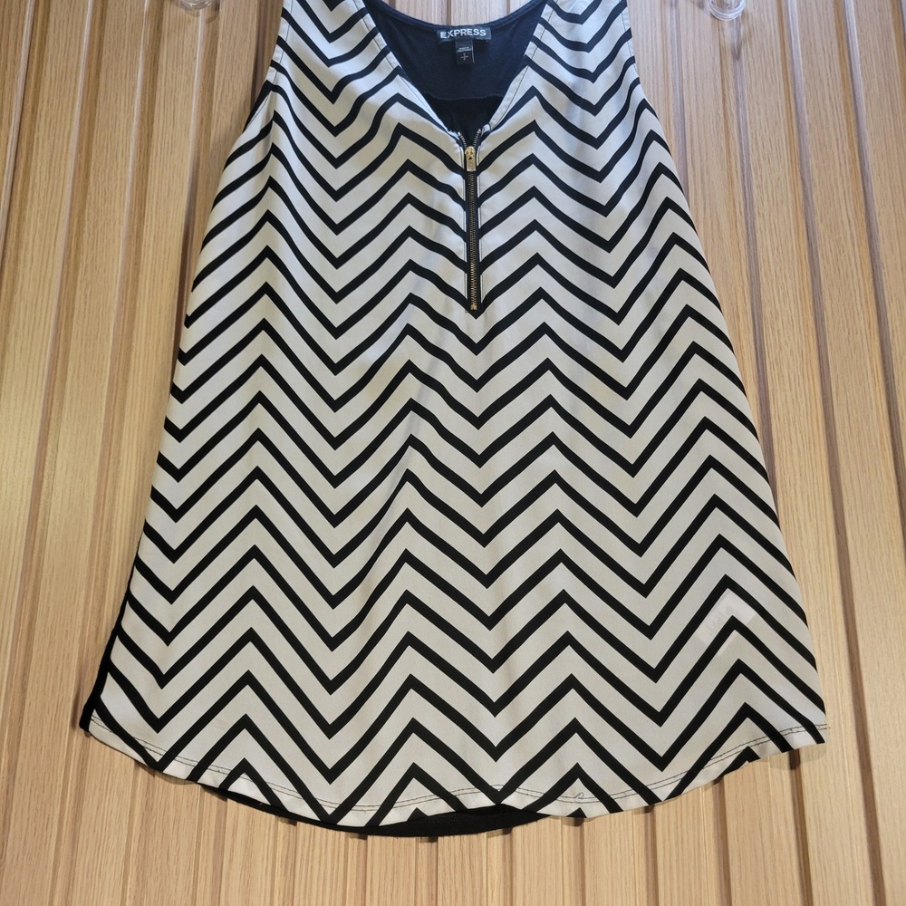 Express Womens Black White Chevron Half Zip Sleeveless Tank Top Blouse Small